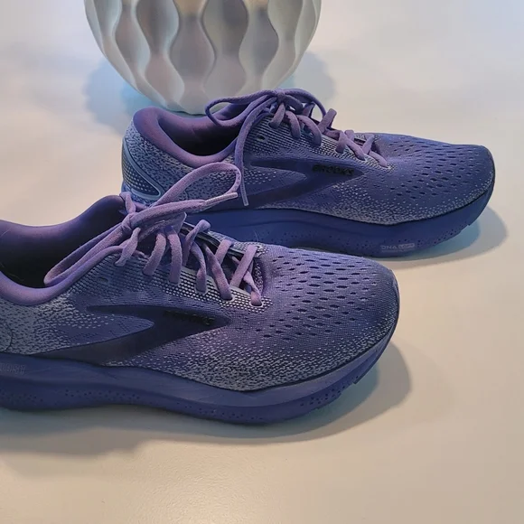 Brooks Ghost 16 Size 9 1/2 - Picture 4 of 12